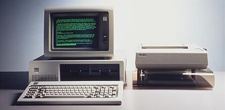 IBM PC z roku 1981. Jmenovalo se IBM 5150 a bylo vybaveno procesorem Intel 8088...