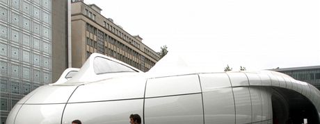 Mobiln pavilon svtoznm architektky Zahy Hadid stoj vedle Institutu