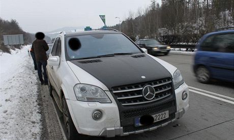 idie bílého mercedesu policie podruhé obvinila.