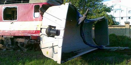 Nehoda osobního vlaku a nákladního auta v praských akovicích (19. 8. 2011)
