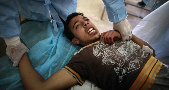 Nemocnice v Závíji. Lékai nestíhají oetit mue zranné v bojích (16. srpna