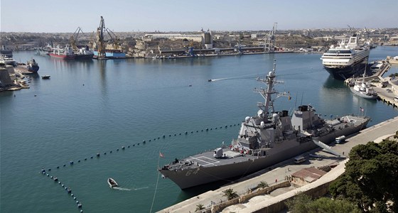 Americká válená lo USS Carney.