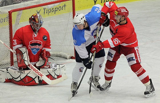 Budjovický Peter Miku (vpravo) brání plzeského Jana Kováe v duelu European