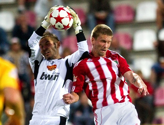 Loni v srpnu Dukla na ikov prohrála 0:1; na snímku z tohoto utkání hostující branká Rada stahuje mí ped domácím útoníkem Kalodem.