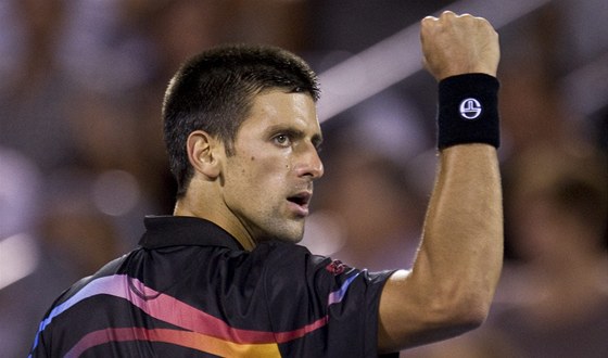 GESTO VÍTZE. Novak Djokovi si v Montrealu zahraje ve finále. eká ho souboj s Mardy Fishem.