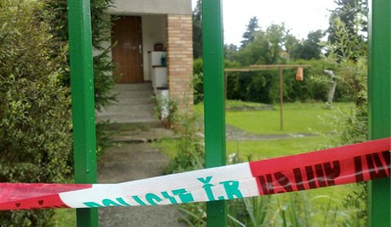 Dům v Mukařově, kde vrah zabil tři lidi, je obehnaný policejní páskou.