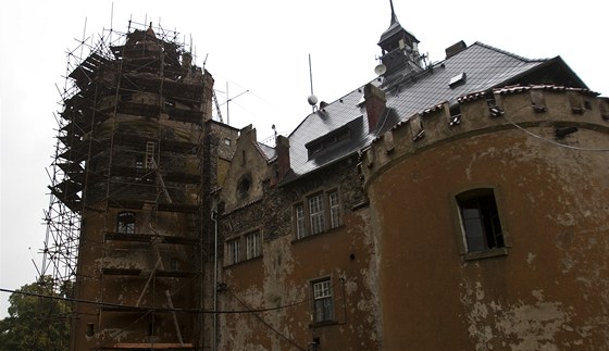 Hrad na Doubravské hoe v Teplicích dostává stechu a nová okna.