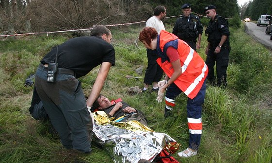 Záchranái pomáhají devorubci, který utrpl zranní na umav, kdy upadl na