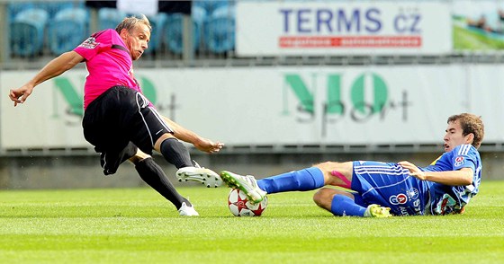 Loni v srpnu Budjovice na svém hiti s Olomoucí prohrály 1:2; na snímku z tohoto utkání bojuje o mí domácí Otepka (vlevo) s Hoavou.