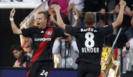 GÓL! eský fotbalista Michal Kadlec dal branku za Leverkusen v zápase nmecké