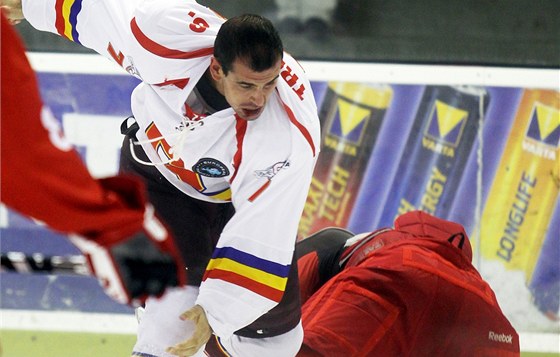 K ZEMI poslal slávistického obránce Jiího Vaíka sparan Sacha Treille v