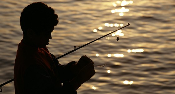 Noční rybaření je stále populárnější, ne na každém revíru je ale povolené.