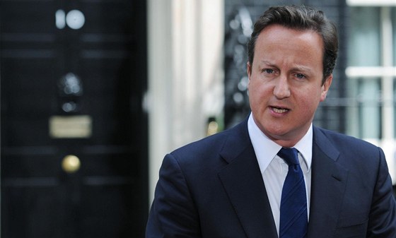 Britský premiér David Cameron na tiskové konferenci ped svým sídlem v Downing