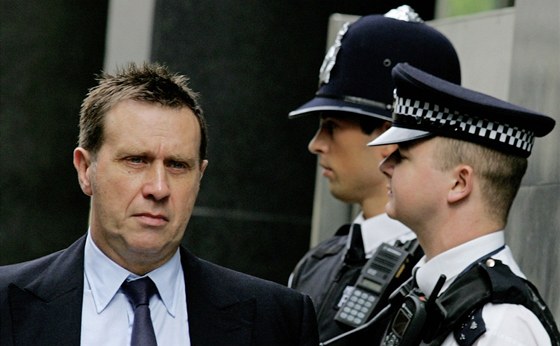 Bývalý noviná Clive Goodman odchází od soudu (archivní snímek z roku 2007).