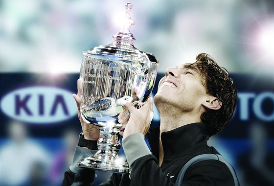 Rafael Nadal s trofejí za triumf na Australian Open