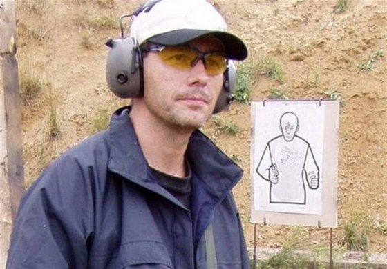 Pavel erný, bývalý policejní instruktor pro speciální zbran.