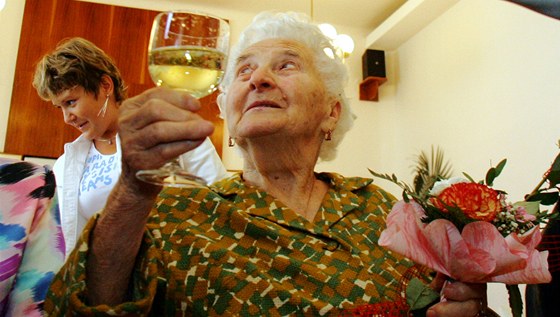 Marie Cahová oslavila v srpnu 2006 pípitkem i zápisem do pamtní knihy na