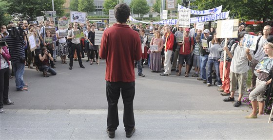 Ped ministerstvem ivotního prostedí v Praze demonstrují desítky aktivist, ádají demisi éfa NP umava Jana Stráského. Ilustraní foto