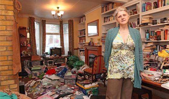 Julia Highová ve svém zdevastovaném dom (15. srpna 2011)