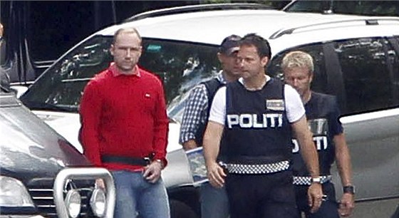 Policie piváí Breivika na ostrov Utoya k rekonstrukci. (13. srpna 2011)