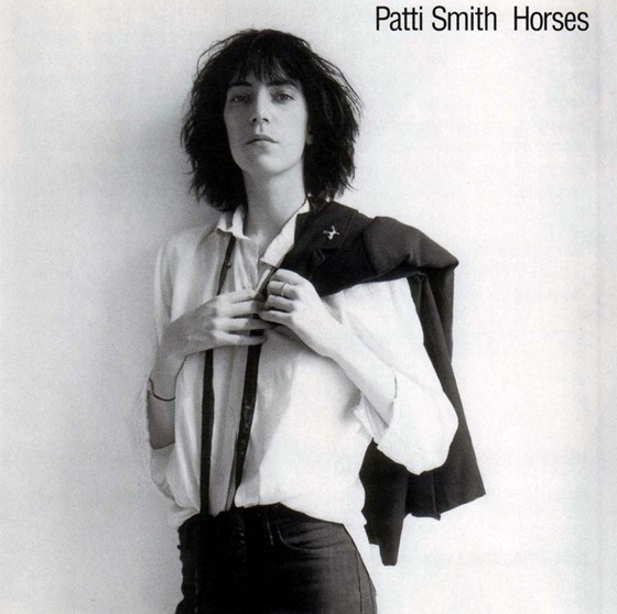 Patti Smith na obal alba Horses vyfotil Robert Mapplethorpe.
