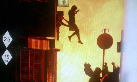 Žena skáče z okna hořící budovy na Surrey Street v Londýně. (8. srpna 2011)
