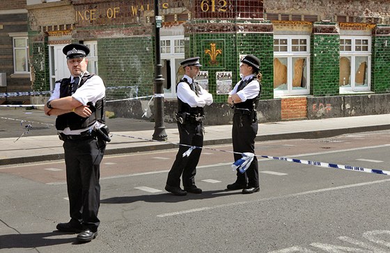 Policisté hlídkují na Tottenham High Road na severu Londýna (10. srpna 2011)