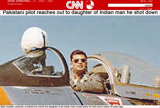 Pákistánský pilot Qais Hussain (na snímku) se takka po 50 letech omluvil