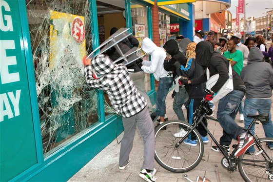 Rabování v londýnské tvrti Peckham (ilustraní foto)