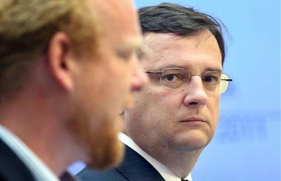 Premiér Petr Neas sleduje projev ekonoma Tomáe Sedláka pi tiskové