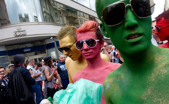 Loni procházeli gayové a lesby Prahou v prvodu poprvé. Hoteliéi a obchody se tí na druhý roník.