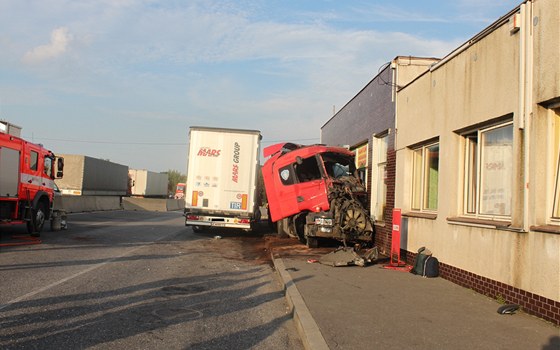 Nehoda polského kamionu, který ujel pl kilometru bez idie, narazil do