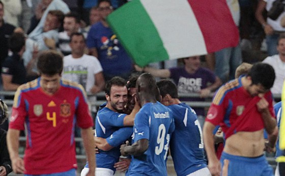 panltí fotbalisté odcházejí smutn ze stadionu v Bari, kde je domácí Itálie