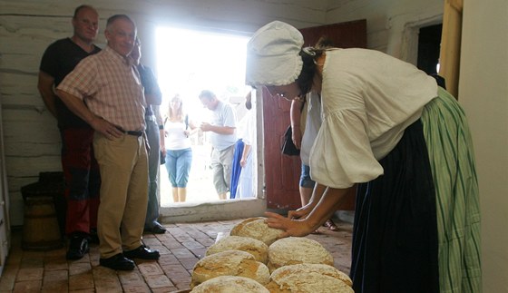 Chléb erstv upeený v tradiní peci ve skanzenu v Krovicích. 