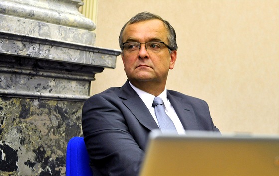 Ministr financí Kalousek se ve stedu dopoledne rozhlíel jinde ne na Úadu vlády. Ilustraní foto
