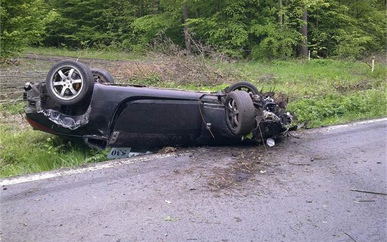 Auto po tragické nehod zstalo na stee. (15. kvtna 2010)