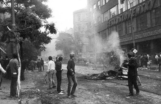 Boje u budovy Československého rozhlasu, 21.srpna 1968. Národní archiv