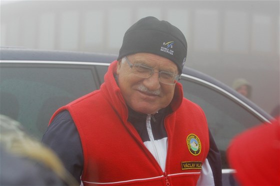 Václav Klaus měl na Sněžce červenou vestu se svým jménem (10. 8. 2011)