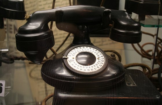 Z výstavy historických telefon v Olomoucké Veteran Aren 