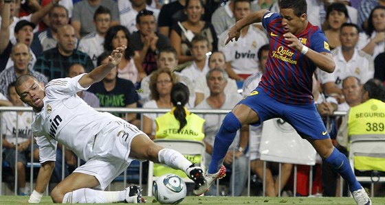 NEPÍTEL Portugalský obránce Pepe z Realu (vlevo) zastavuje barcelonského