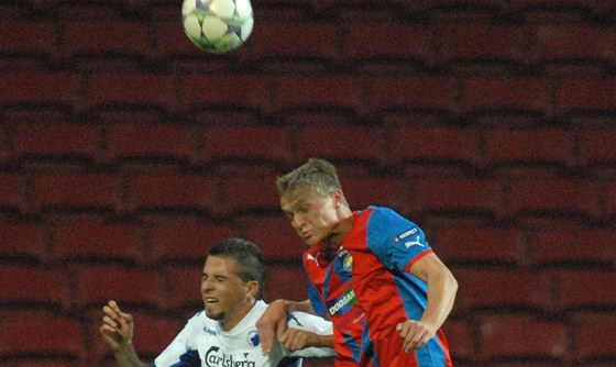 KDO VÝ. Plzeský Petr Trapp vyzrál v hlavikovém souboji na Claudemira z FC