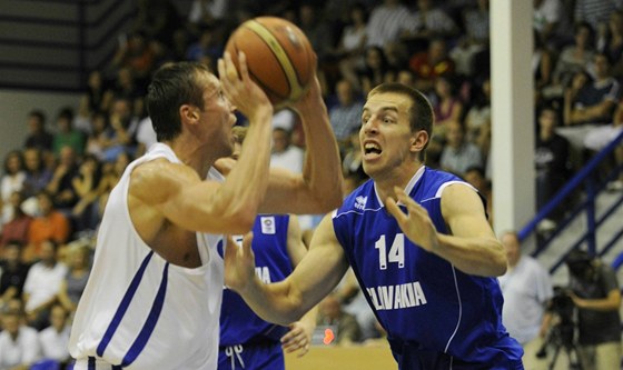 eský basketbalista Pavel Houka se snaí zakonit pes Slováka Michala Baku. 