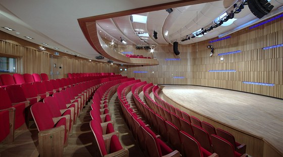 Koncertní sál má kapacitu 333 míst.