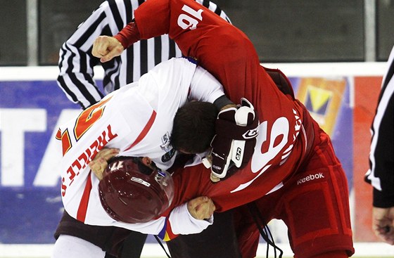 Hokejové derby praských hrané v rámci European Trophy okoenila bitka slávisty