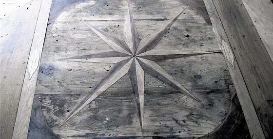 Hvězdice ve středu barokní podlahy v Bílém sále zámku Lešná