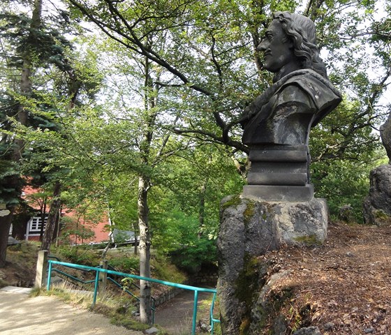 Pískovcová socha Petra Velikého v lázeských lesích nad Karlovými Vary.
