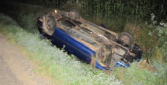 Toyota Avensis skonila po nehod na stee v píkopu, idie transportovali