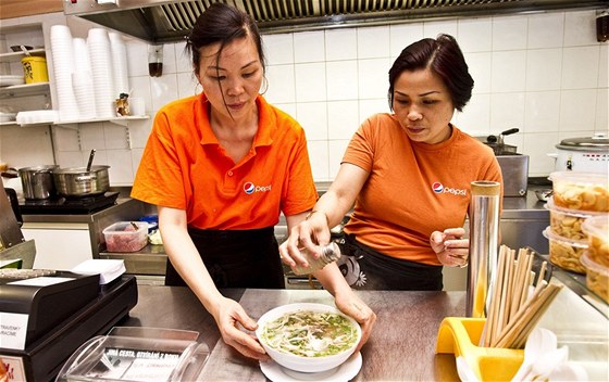 Majitelka vietnamského bistra Pho Vietnam Giap Thi Lan (vpravo) dochucuje