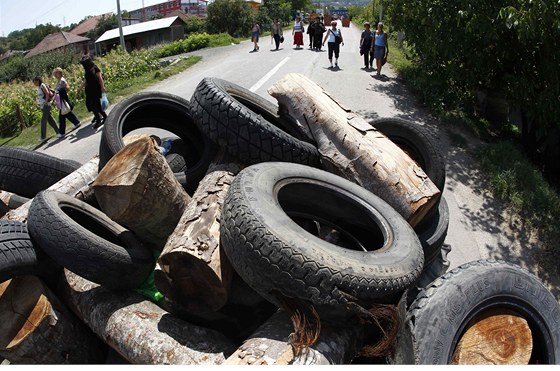 Srbové, kteí ijí na severu Kosova, zatarasili silnice vedoucí k hraniním
