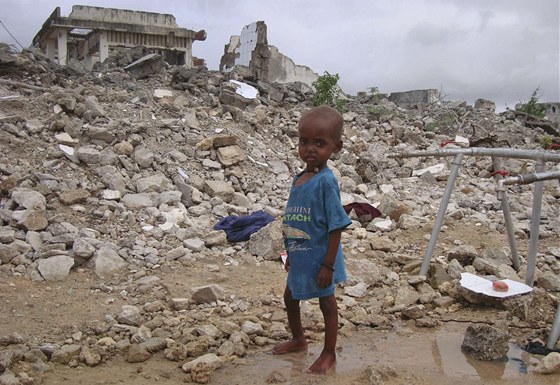 Vyhladovlý chlapec ivoí na jihu Somálska.